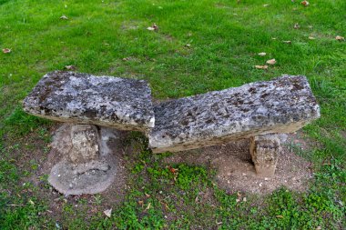 Yeşil parktaki kırık bir taş bankın en üst görüntüsü