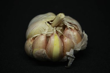 Arka planda beyaz sarımsak görmek çok güzel görünüyor.