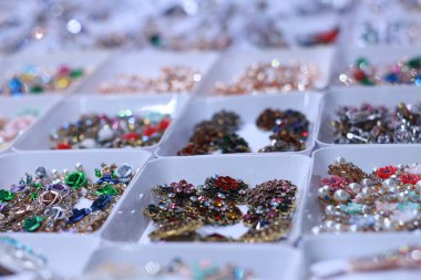 Mücevherler vitrinde