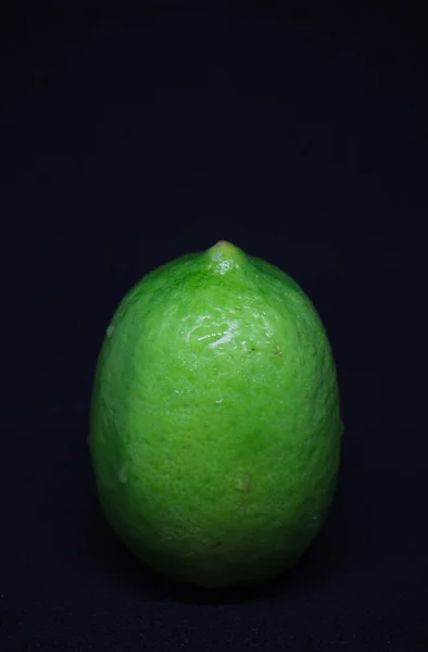 Dark Green Lemons Keep Black Background — Stockfoto