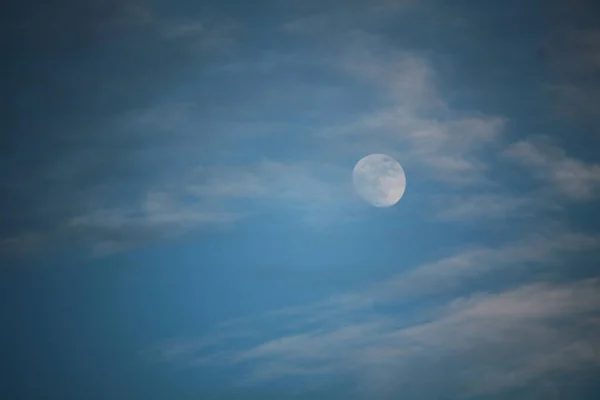 Ciągu Dnia Piękny Księżyc Wschodzi Niebieskim Niebie Środku Białych Chmur — Zdjęcie stockowe