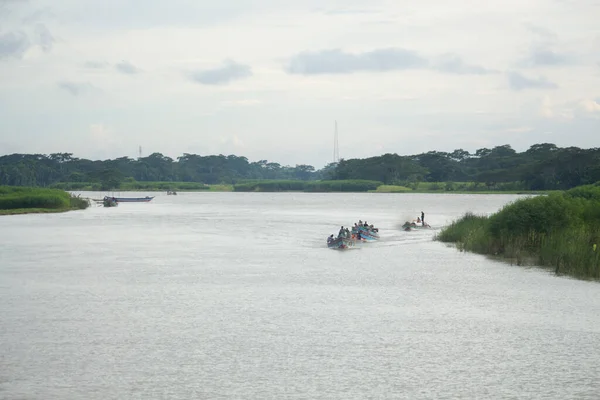 Barco Está Corriendo Medio Del Río Que Fluye Rápido — Foto de Stock