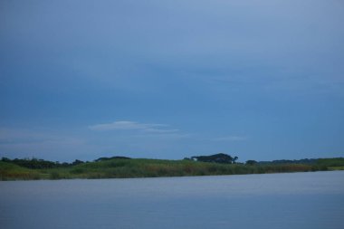 Mavi gökyüzünün yansıması nehre düştü, nehrin ve gökyüzünün rengi bugün istenmiyor. Çarpıcı doğal güzellik..