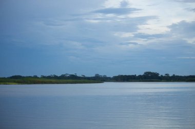 Mavi gökyüzünün yansıması nehre düştü, nehrin ve gökyüzünün rengi bugün istenmiyor. Çarpıcı doğal güzellik..