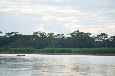 Nehrin suyu gökyüzünün ışığında parlıyor.