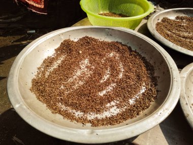  Görüntü bir kase tarçın çubuğu gösteriyor. Kase beyaz ve çubuklar görünür.