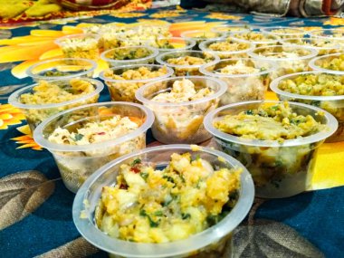  Görüntü plastik kaplarda çeşitli yiyecekler olduğunu gösteriyor, muhtemelen yemek için hazırlanmış..