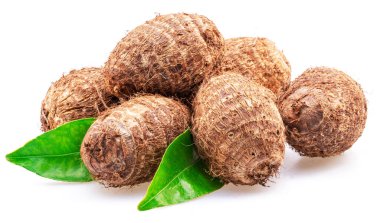 Beyaz arkaplanda çiğ organik Eddoe ya da taro corms izole edilmiş..