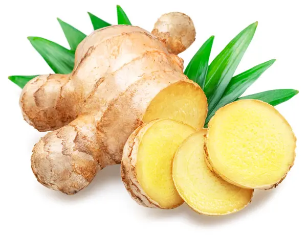 Taze zencefil kökü ve beyaz arkaplanda yapraklı zencefil dilimleri.. 