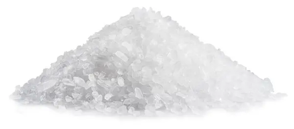 Beyaz arkaplanda izole edilmiş tuz kristalleri yığını..