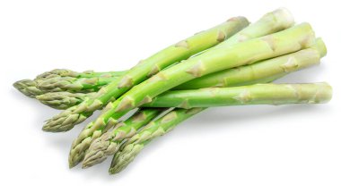 Taze yeşil kuşkonmaz beyaz arka planda izole.