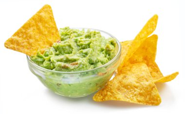 Guacamole sosu ve tortilla cipsi, beyaz arka planda izole edilmiş popüler Meksika yemekleri.. 