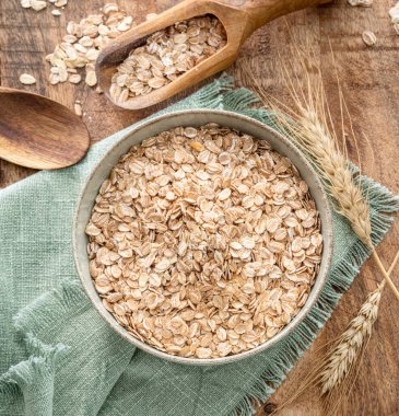 Tahta masada bir kase buğday gevreği. Üst Manzara. Kırsal konsept. Üst görünüm.