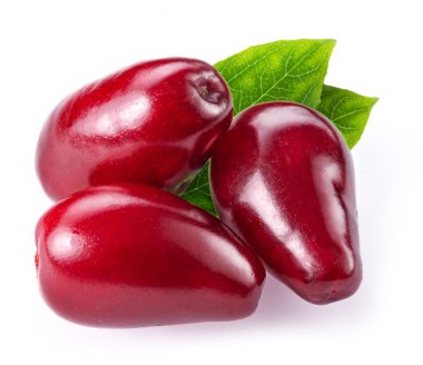 Beyaz arka planda yeşil yapraklı olgun kırmızı kızılcık üzümü. Yakın plan..