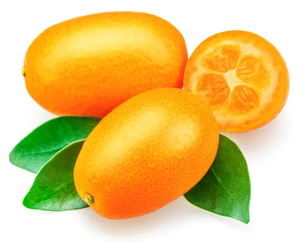 Tranche Kumquat Mûre Fruits Kumquat Avec Feuilles Isolées Sur Fond — Photo
