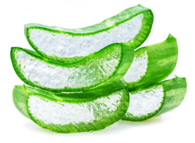 Aloe vera yaprağı parçaları, beyaz arkaplanda izole edilmiş makro çekim.