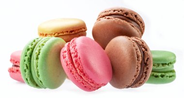 Beyaz arka planda izole edilmiş renkli Fransız kurabiyeleri..