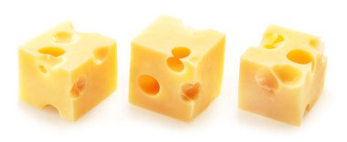 Beyaz arkaplanda üç Emmental veya Maasdam peynir küpü izole edildi.