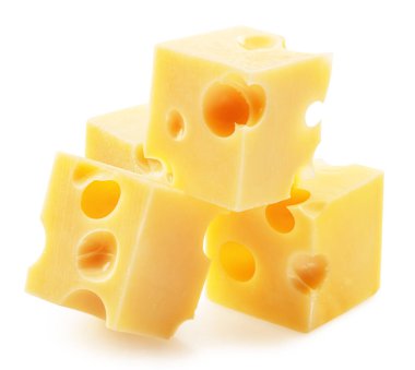 Emmental ya da Maasdam peynir küpleri beyaz arka planda yakın plan. Dosya kırpma yolu içeriyor.