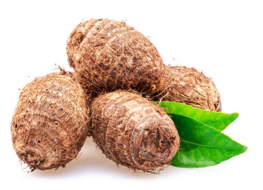 Beyaz arkaplanda çiğ organik Eddoe ya da taro corms izole edilmiş..