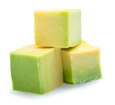 Avokado meyve küpleri beyaz arkaplanda izole. 