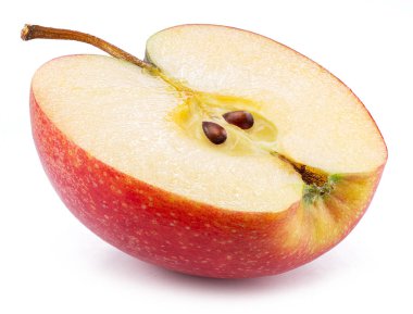 Beyaz arkaplanda kırmızı elma kesiti izole edildi.