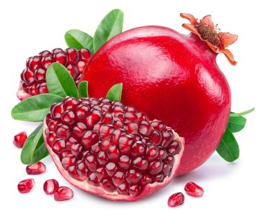 Nar meyvesi, yapraklar ve beyaz arkaplanda izole edilmiş nar..