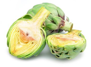 Beyaz arka planda yeşil Fransız enginarı ve enginar dilimleri izole edilmiş..