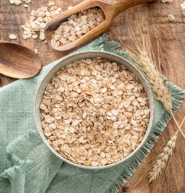 Tahta masada bir kase buğday gevreği. Üst Manzara. Kırsal konsept. Üst görünüm.