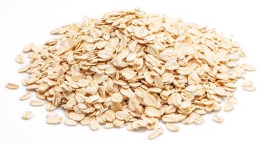 Yuvarlanmış yulaf ya da yulaf lapaları beyaz arka planda izole edilmiş..