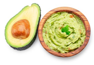 Avokado meyvesinin guacamole ve kesitleri beyaz arka planda izole edilmiş.. 