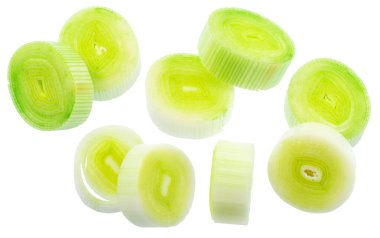 Beyaz arka planda izole edilmiş pırasa halkaları. Dosya kırpma yolu içeriyor.