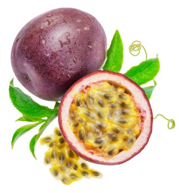 Çarkıfelek meyveleri ya da marakuya ve tohumları beyaz arka planda izole edilmiş meyvelerin yarısı. 