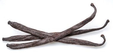 Beyaz arka planda kuru vanilyalı fasulye veya vanilyalı çubuklar..