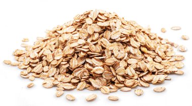 Beyaz arkaplanda yalıtılmış buğday taneleri.