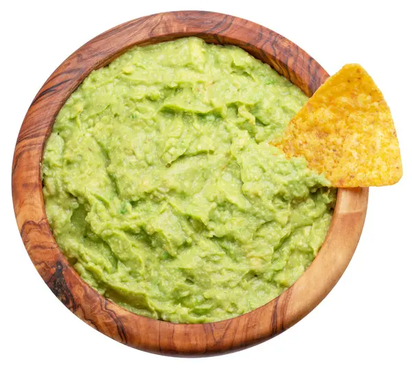 Guacamole sosu ve tortilla cipsi, beyaz arka planda popüler Meksika yemekleri. Kesme yolu.