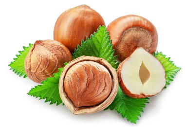 Fındık, fındık çekirdeği ve beyaz arka planda yeşil yapraklar. Tam alan derinliği. Kesme yolu.