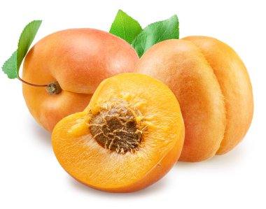 Olgun kayısılar ve kayısı. Beyaz arka planda yarı izole edilmiş. Dosya kırpma yolu içeriyor.