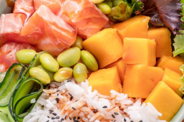 Sebze ve sebzeli somon pirinç kasesi. Kasedeki denge. Üst görünüm.