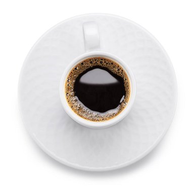 Beyaz arka planda izole edilmiş bir fincan kahve. Dosya kırpma yolu içeriyor.