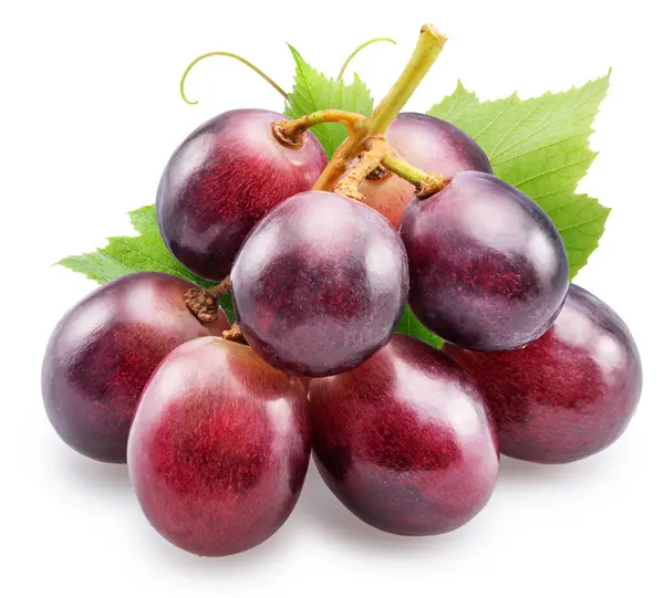 Beyaz arka planda yeşil yapraklı kırmızı üzümler. Dosya kırpma yolu içeriyor.