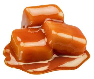 Beyaz arka planda izole edilmiş karamel soslu karamel şekerlemeleri veya karamela şekerlemeleri. Dosya kırpma yolu içeriyor.