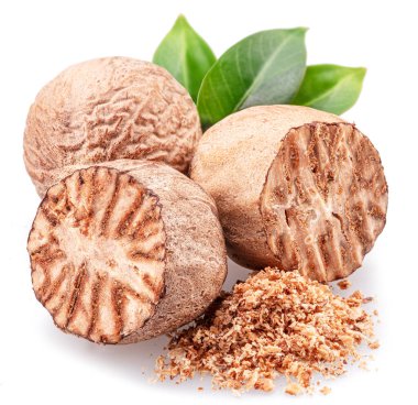 Nutmeg ve zemin hindistan cevizi yığını beyaz arkaplanda izole edildi. 