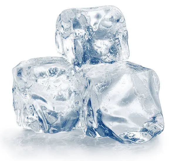 Beyaz arka planda mükemmel buz küpleri. Dosya kırpma yolları içeriyor.