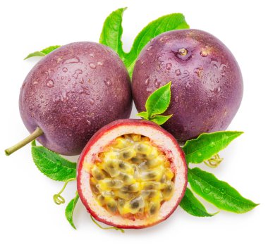 Çarkıfelek meyveleri ya da marakuya ve tohumları beyaz arka planda izole edilmiş meyvelerin yarısı. 