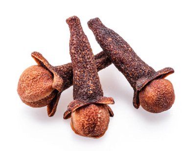 Beyaz arkaplanda izole edilmiş Syzygium aromaticum ağacının kurumuş çiçek tomurcukları..