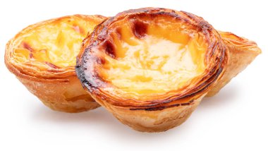Pastel de nata ya da beyaz arka planda geleneksel Portekiz yumurta kremalı tartlar.. 