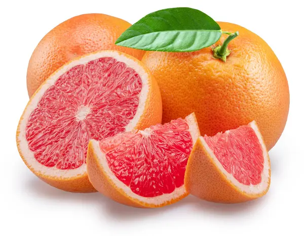 Beyaz arka planda kırmızı greyfurt ve greyfurt dilimleri. Dosya kırpma yolu içeriyor.