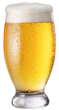 Beyaz arka planda izole edilmiş büyük köpük başlıklı bir bardak soğuk light bira. Küçük yoğunlaştırılmış su damlalarıyla kaplı cam. Kesme yolu..