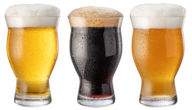 Beyaz arka planda üç bardak farklı soğutulmuş bira. Yollar kırpılıyor.